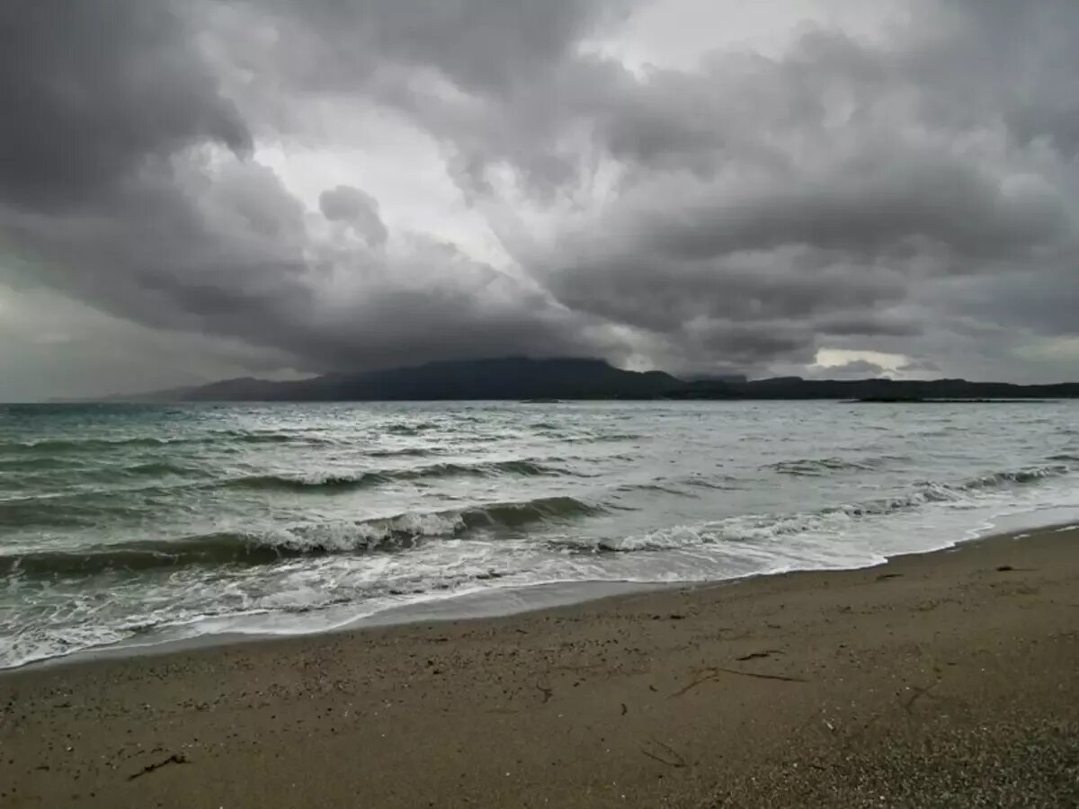 Rain beach. Пасмурный пляж. Пасмурный берег моря. Дождь на море. Море в пасмурную погоду.