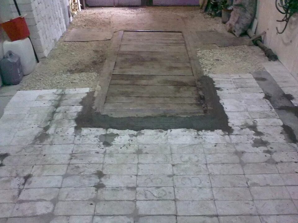 Как уложить пол в гараже. Тротуарные плиты в гараж. тротуарная плитка в гараж на пол. брусчатка в гараже. тротуарная плитка в гараже.