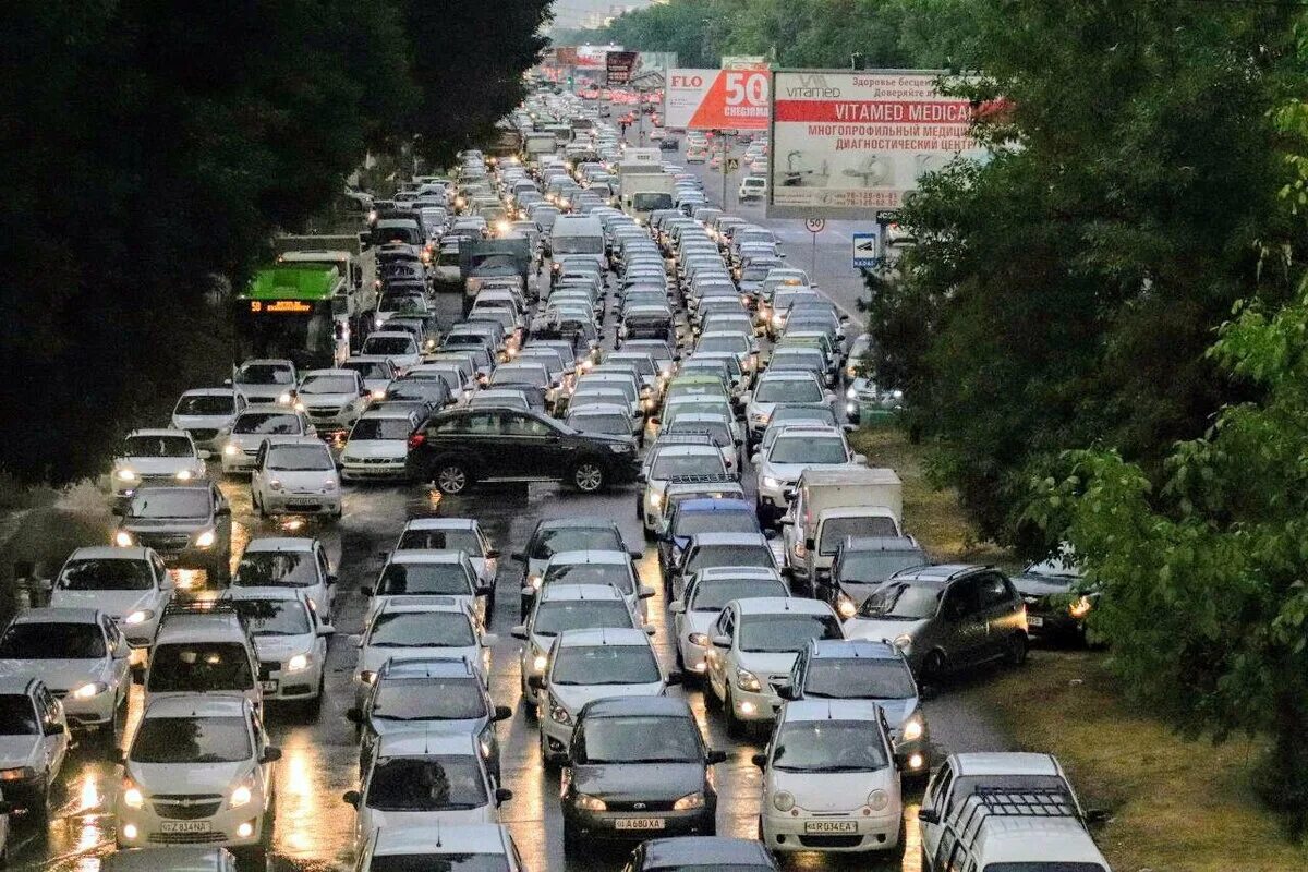 Авто выставка в ташкенте. Ташкентский автомобиль. Дороги ташкента. Дороги ташкента. Шевроле кобальт красный.