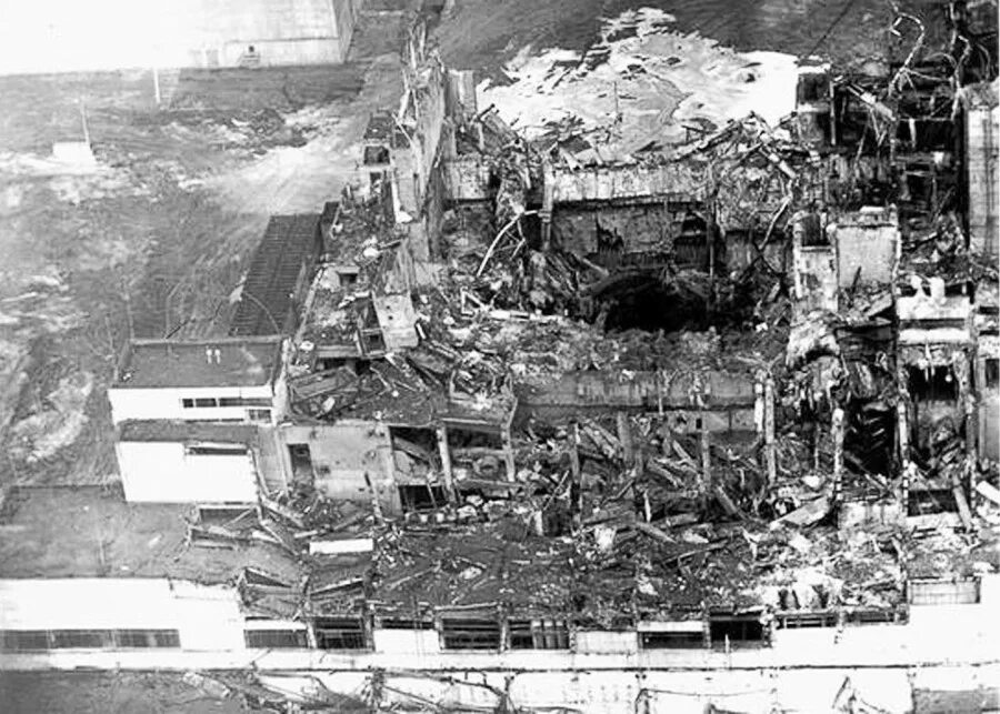Катастрофа на аэс 1986. 1986 Катастрофа на Чернобыльской АЭС. 4 Реактор Чернобыльской АЭС взрыв. 4 Энергоблок ЧАЭС 1986. Взрыв на 4 энергоблоке Чернобыльской АЭС.