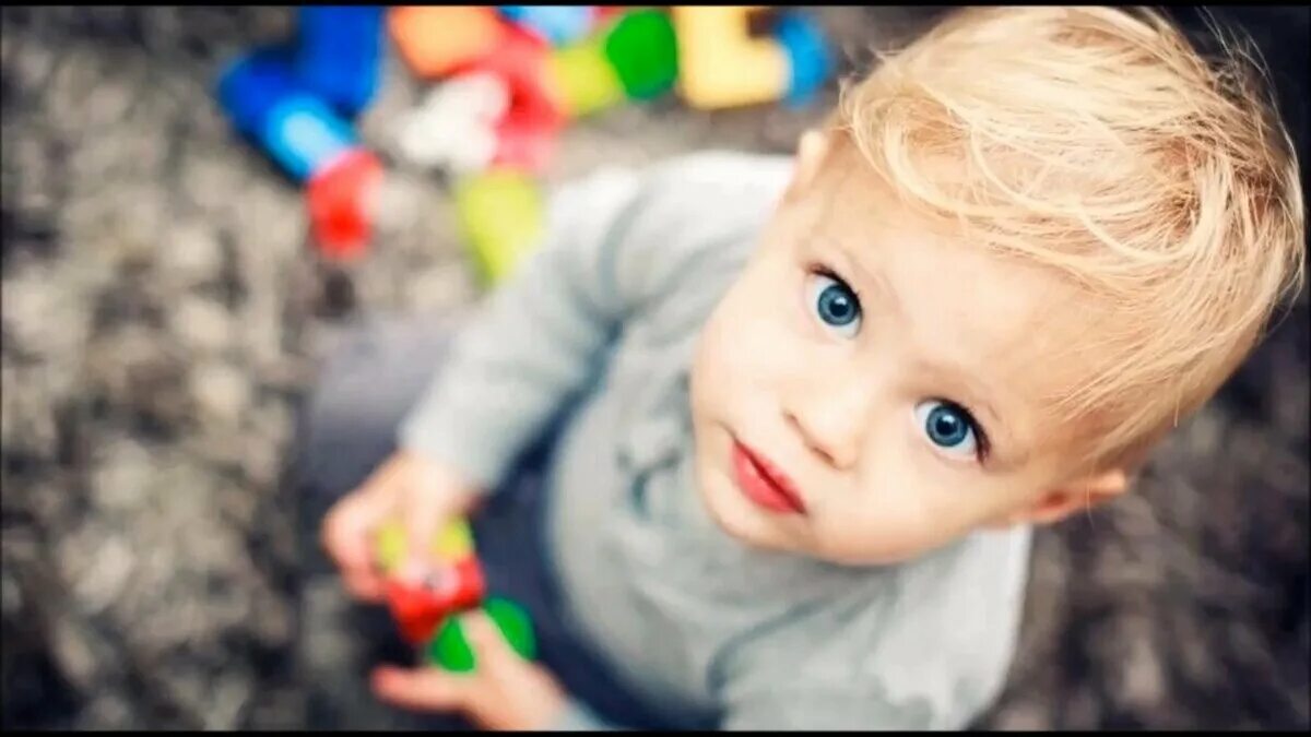 Задорный мальчик. Девочка ржет. Дети смеются. Мальчик в кепке. Мальчишка задорный.