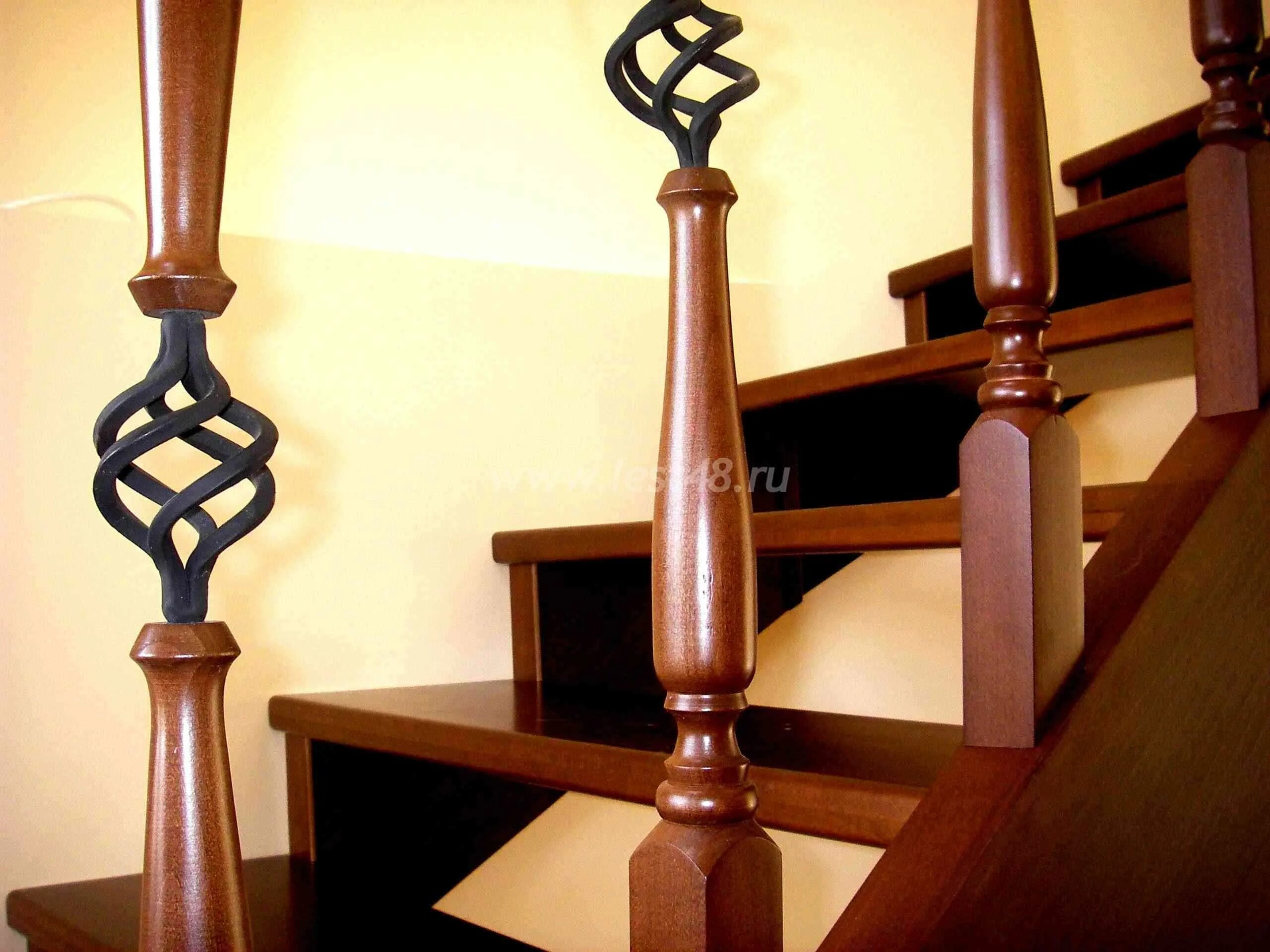 Балясины для лестницы. Балясина деревянная. Резные перила для лестниц из дерева. Деревянные балясины для лестниц. Лестница балясины и перила деревянные.