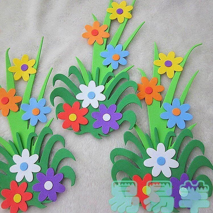 Украсить группу к весне. Цветы для украшения группы в детском саду. Цветы для украшения группы. Цветы из цветной бумаги. Цветы для украшения зала в детском саду.