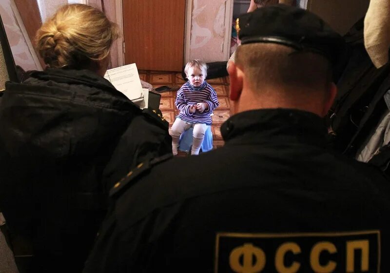Проверка органами опеки. Изъятие детей из семьи органами опеки. органы опеки забирают детей. забирать ребенка. полиция изымает ребенка из семьи.