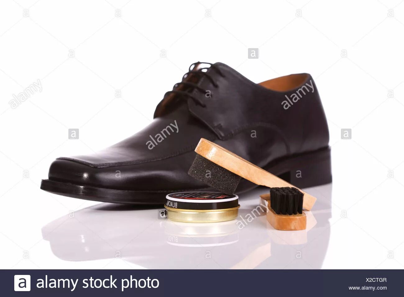 Средства для ухода за обувью. Обувная косметика. Средства для ухода за обувью из кожи. Чистка обуви фото.