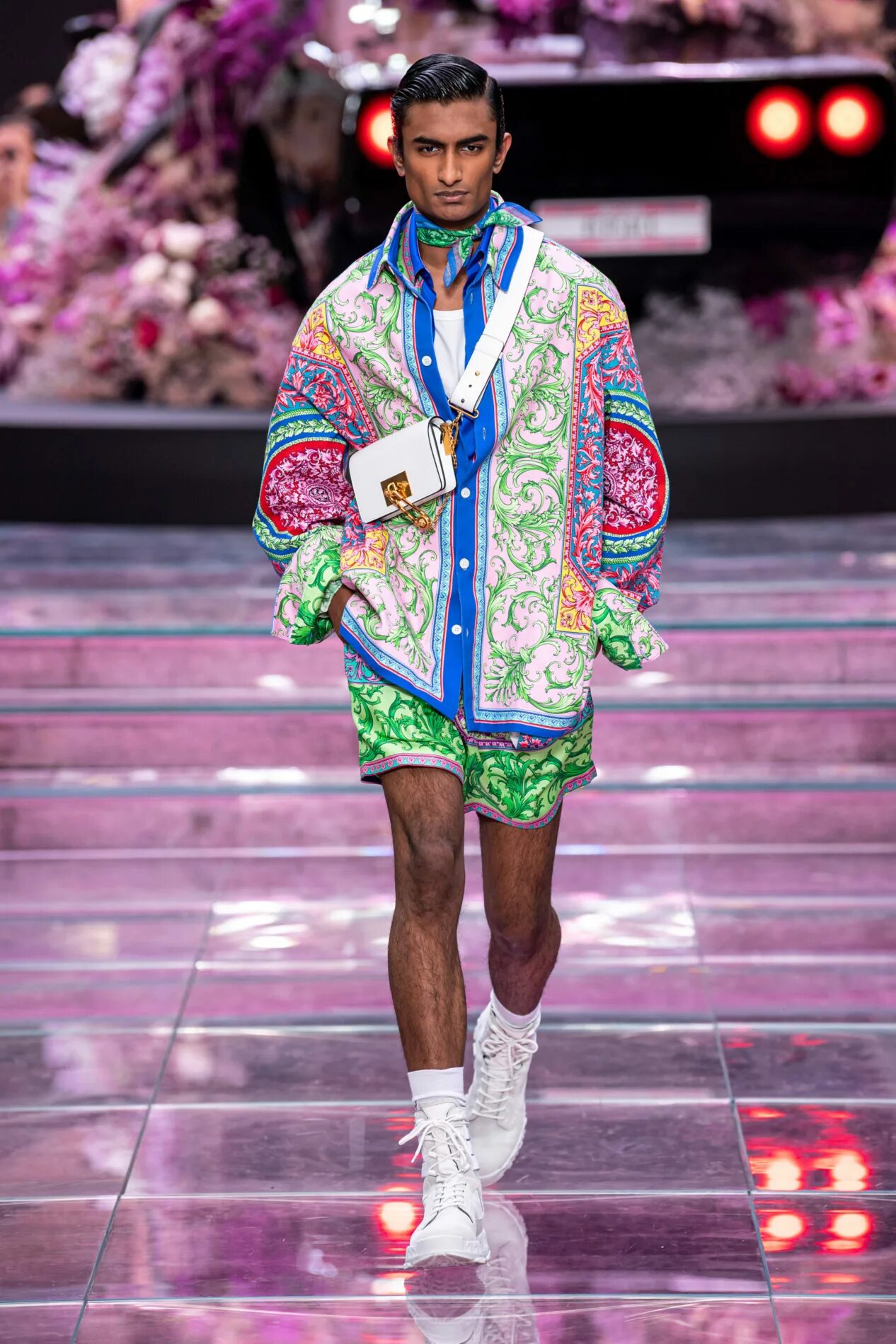 Модно одеться 2025. Версаче мужская коллекция 2025. версаче весна лето 2025 menswear. версаче мужская коллекция 2025. версаче мужская коллекция весна 2025.