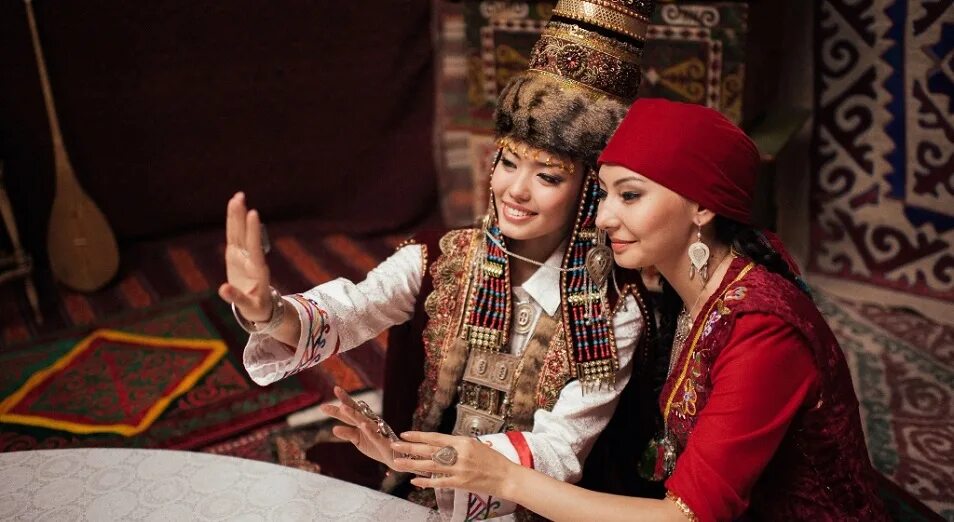 Язык казахского народа. Национальная одежда казахов. Казахская Национальная одежда. Традиционная казахская одежда. Казахская семья в национальных костюмах.