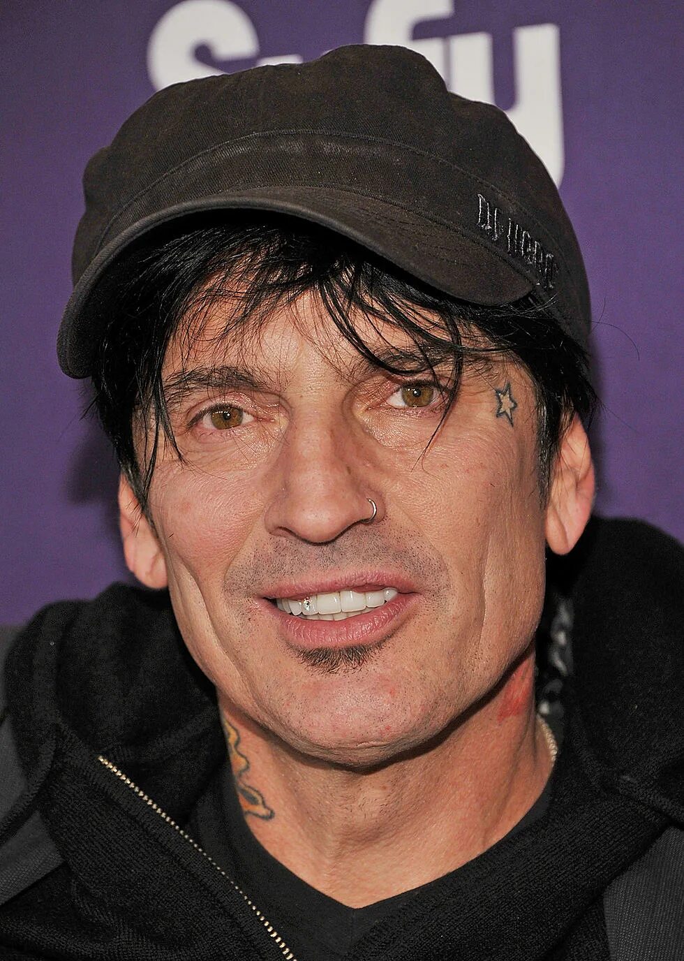 Играет ли сейчас. Томми ли. Томми ли 2015. Томми ли 2021. Tommy Lee 2022.