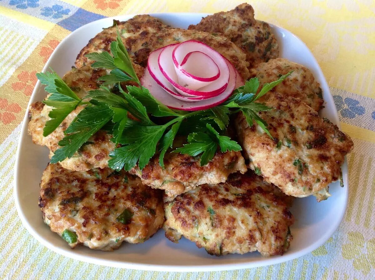 Детские куриные котлетки. Котлеты. украшение котлет. детские котлеты. котлеты на праздничный стол.