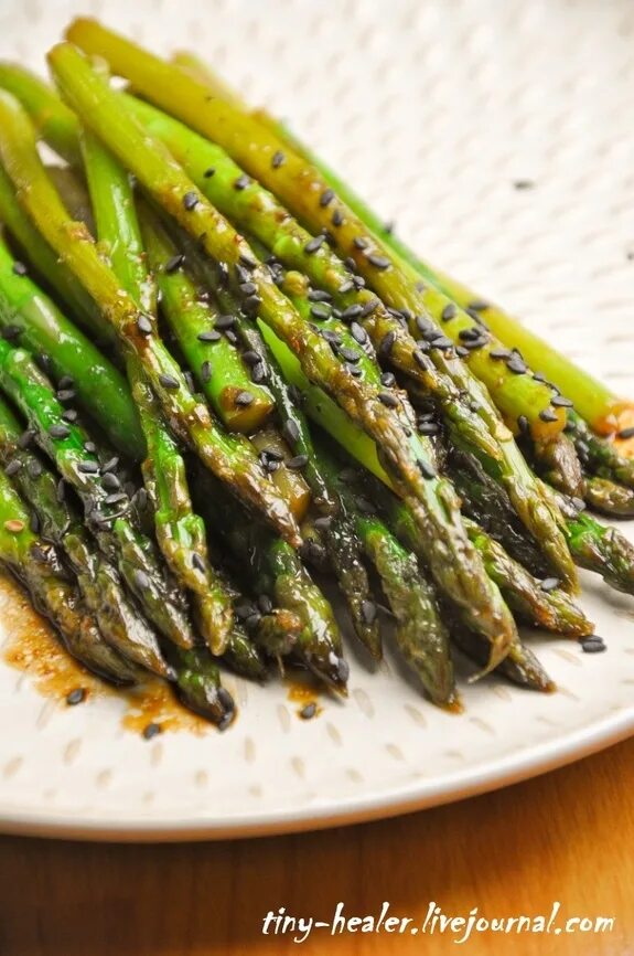 Спаржа с цитрусовым маслом канапе. Спаржа в соевом соусе. Спаржа в соевом соусе. Спаржа с грибами. Зеленая спаржевая фасоль.