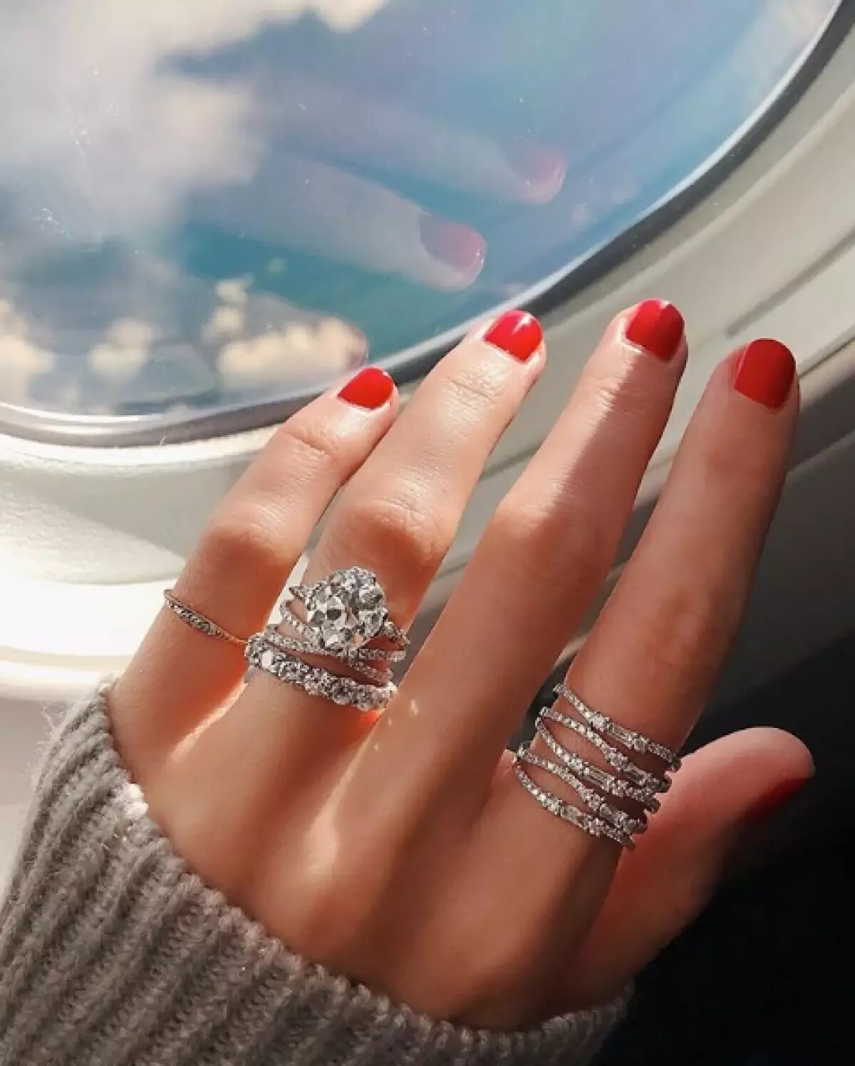Красивое кольцо на палец. Модные кольца. Маникюр с кольцом. Красивые кольца на руке. Красивое кольцо на пальце.