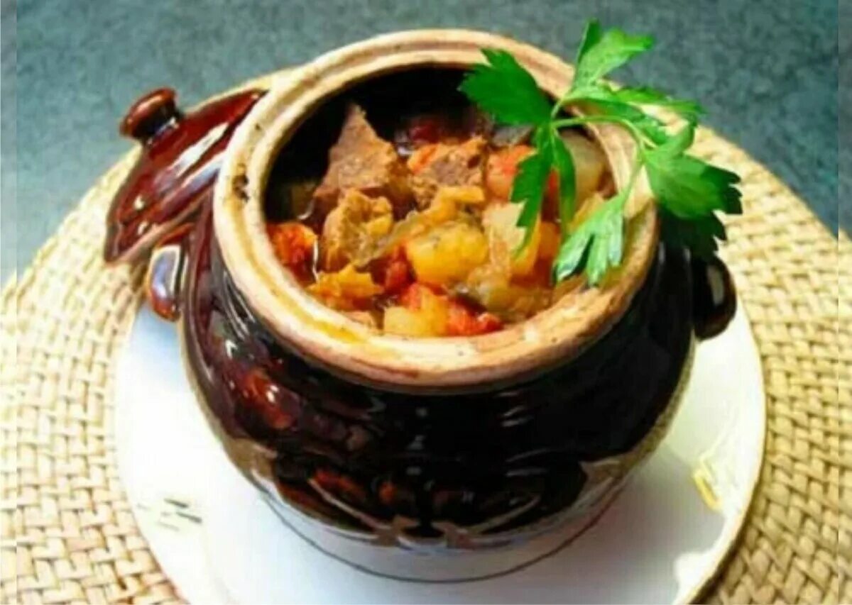 Жаркое в горшочках с мясом фото. Чанахи в горшочках в духовке. Чанахи с фасолью и грибами. Суп чанахи с фасолью и грибами. Мясо с овощами в горшочках.