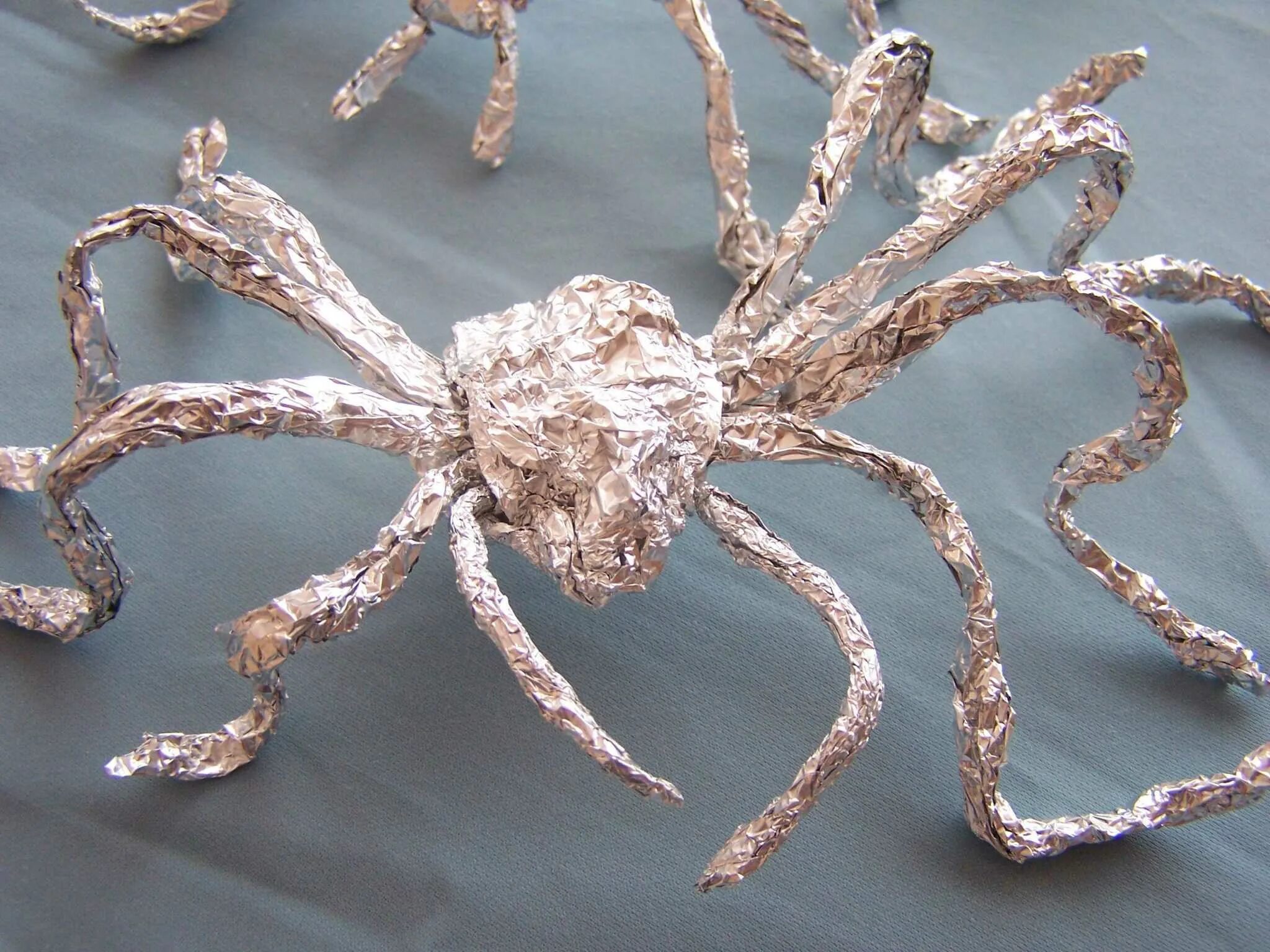 поделки из фольги и проволоки. поделки из фольги для детей. поделки из фольги своими руками. поделки из фольги и проволоки. украшения из фольги.