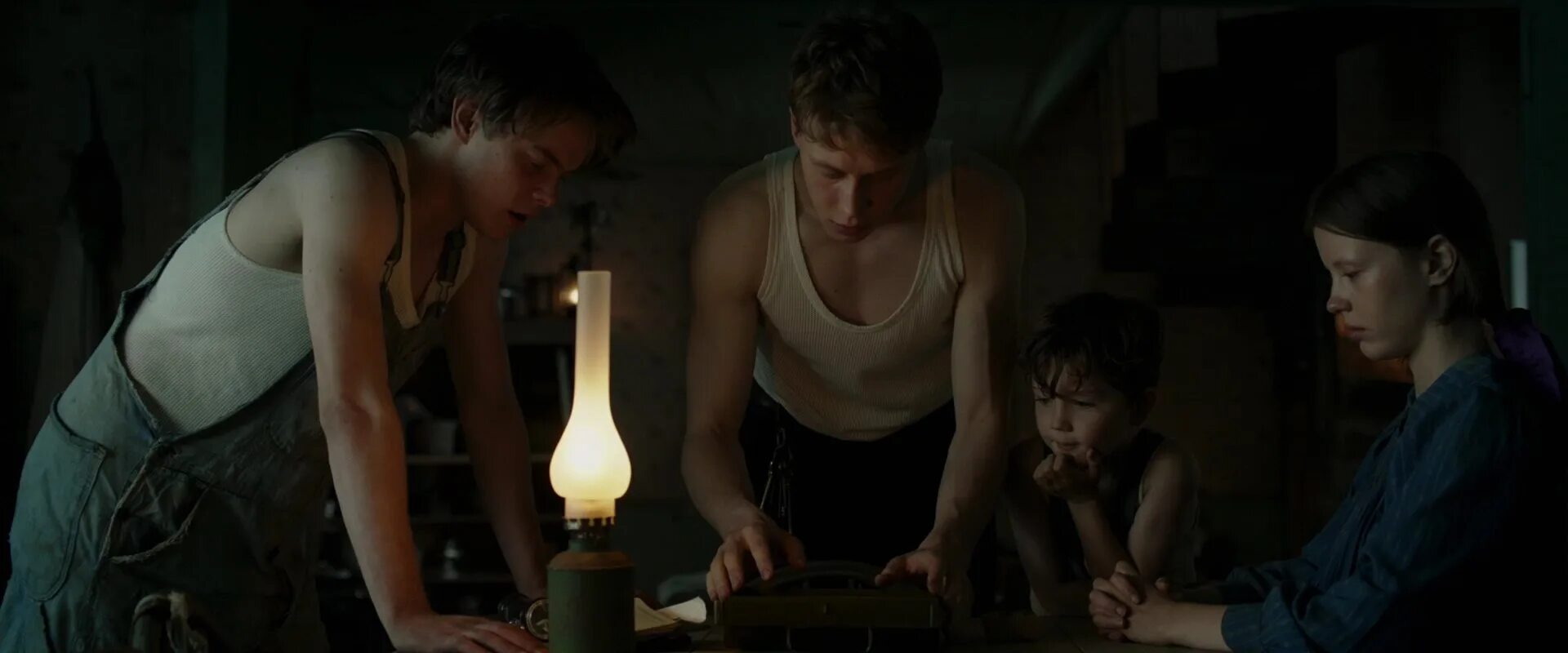 Обитель теней зубарев. Обитель теней (Marrowbone), 2017. Миа гот обитель теней.