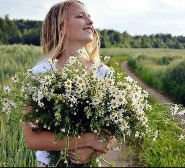 Удивительным занятием помнится было для меня. Девушка с ромашками. Любоваться цветами. В родных местах ромашкой пахнет ветер. Ветер пахнет цветами.