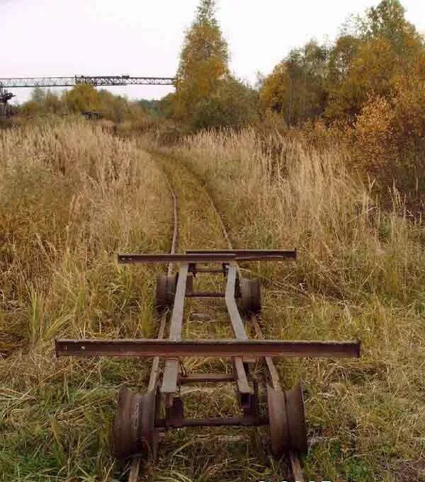 дрезина железнодорожная узкоколейная. дрезину они нашли под насыпью. садовые железные дороги. дрезина метро 2033. дрезину они нашли под насыпью.