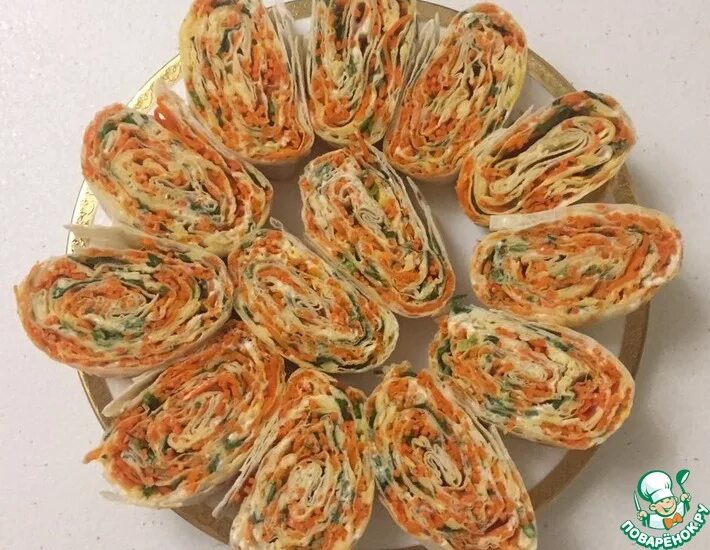 Рулет с корейской морковкой и колбасой. Рулет из лаваша с морковчей. рулет из лаваша с ветчиной и корейской морковкой. рулет из лаваша с корейской морковью. рулет из лаваша с корейской морковкой.