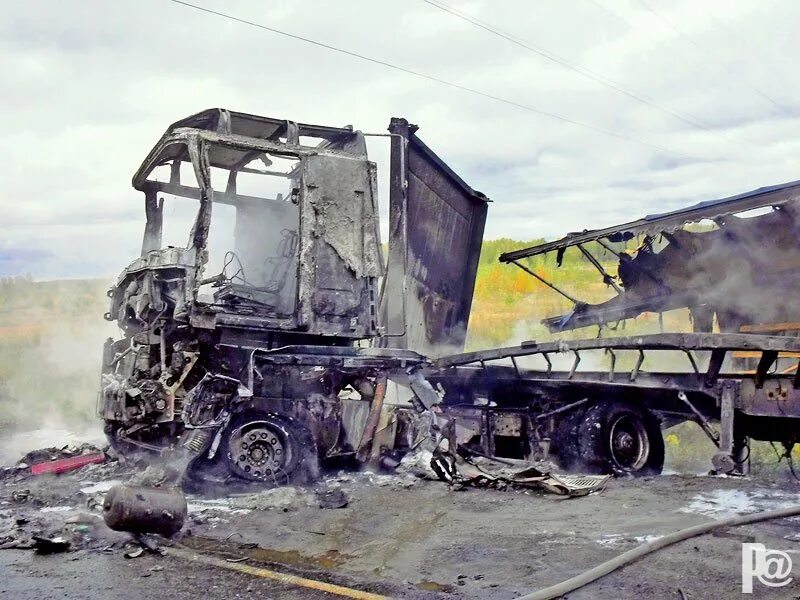 Сгорела фура в Троицком. Сгоревший грузовик с баками в кузове. Сгорела фура в Волгоградской обл.