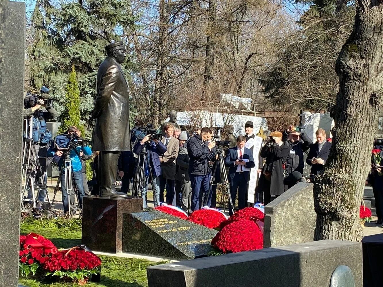 Жириновский памятник на могиле. Памятники на Новодевичьем кладбище. Новодевичье кладбище.