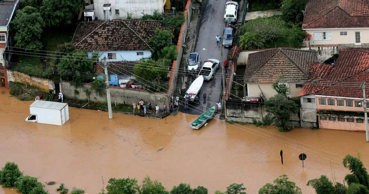 высокие наводнения. стихийные бедствия в китае. большие наводнения. самое сильное наводнение. наводнение в чехии 2002.