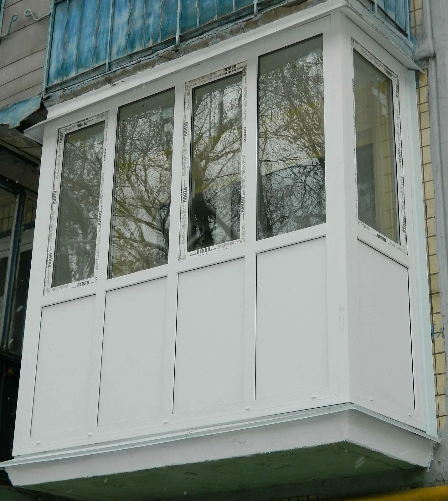 Пластиковый балкон. Застекленный балкон. Металлопластиковый балкон. Пластиковый балкон снаружи. Балконы купить омск