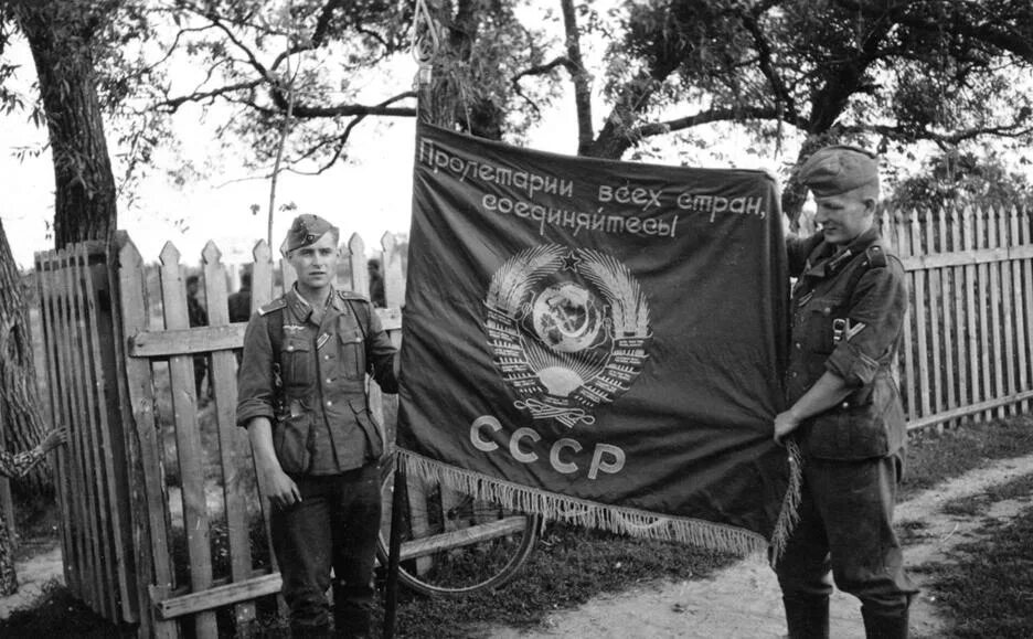 Флаг во время войны. Захваченные знамена вермахта. Советское Знамя советские солдаты. Знамя второй мировой войны. Советские знамена захваченные немцами.