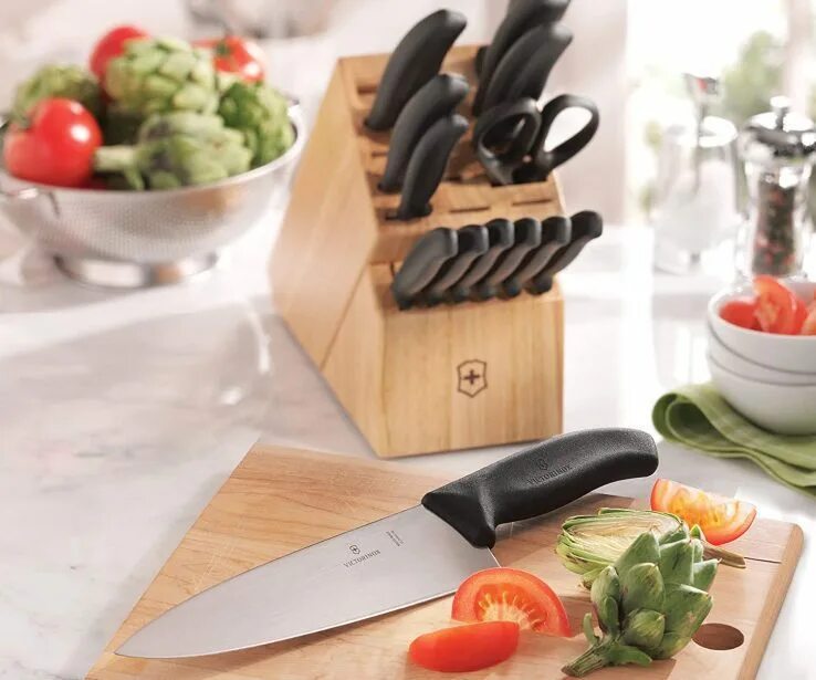 Какой кухонный нож выбрать. Victorinox ножи кухонные. Нож Викторинокс для кухни. Victorinox 6.7127.6l14. Швейцарские кухонные ножи.