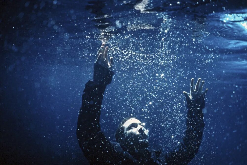 Вода падает в океане. Тонущий человек. Тонущий человек под водой. Фотосессия под водой. Под водой.
