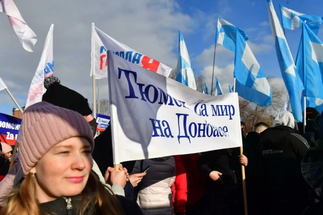 Свободный митинг. Митинг Крым Россия. Митинг концерт присоединения Крыма. Флаг свободной России на митинге. Свободная Россия митинги.