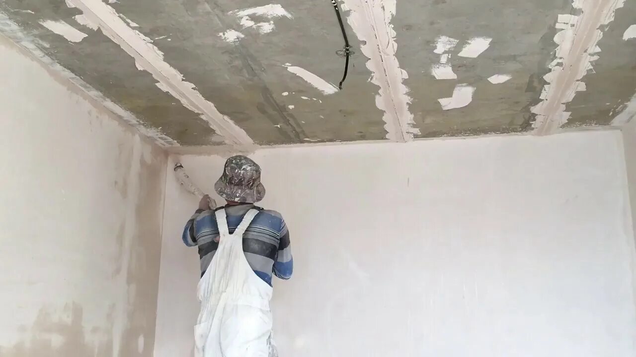Штукатурная станция pft ritmo xl. Машинная штукатурка потолка. Knauf mp 75 ручное нанесение. Выравнивание потолка штукатуркой. Машинная штукатурка потолка.