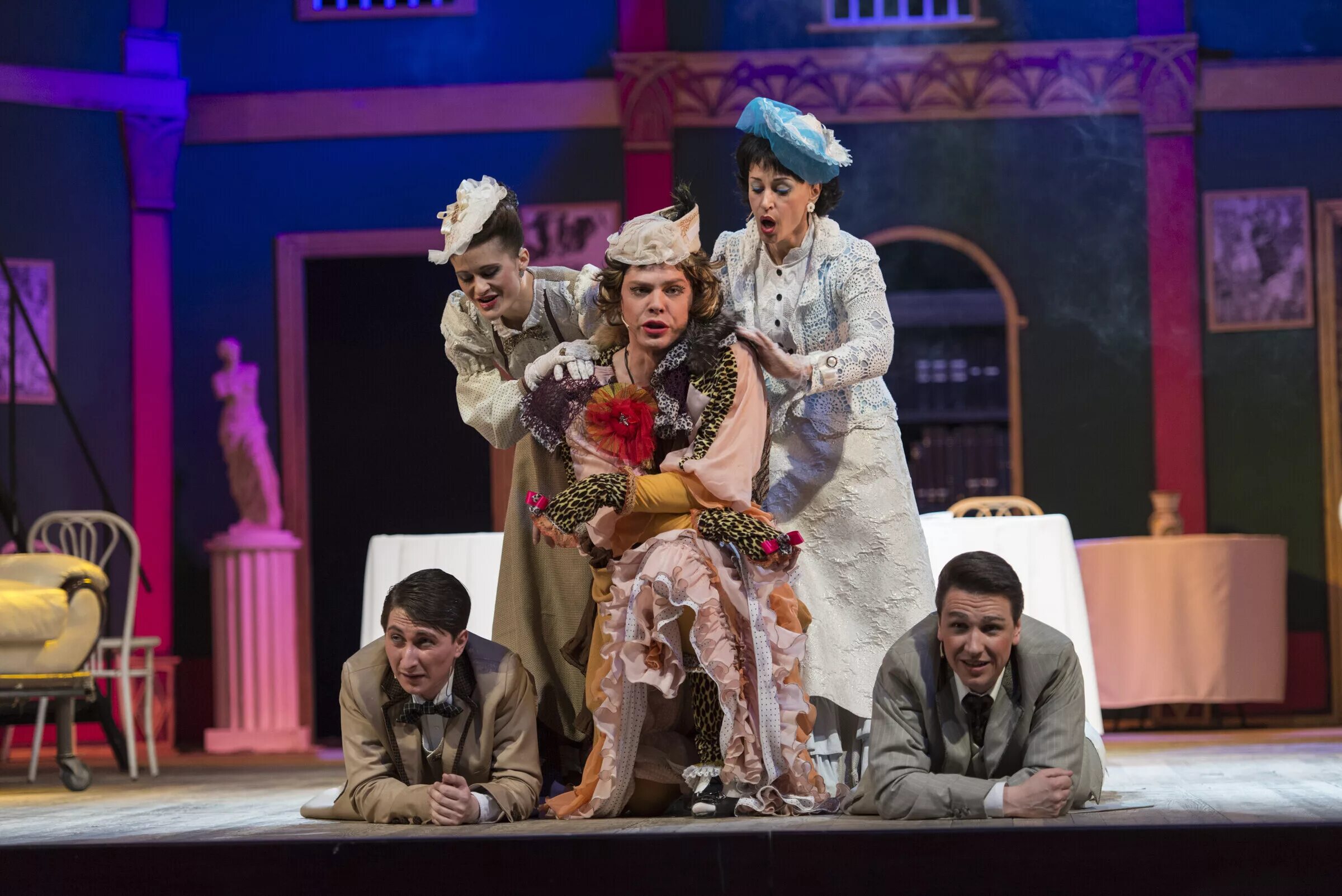 краевой музыкальный театр хабаровск зал. краевой музыкальный театр хабаровск. хабаровский краевой музыкальный театр хабаровск. театр музкомедии хабаровск. театр драмы хабаровск музыкальный.