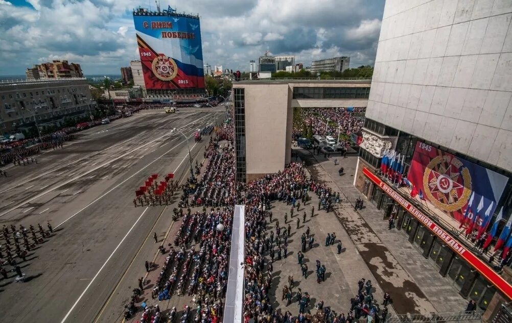 Ростов май 2023. Площадь Победы Ростов. Театральная площадь Ростов на Дону день Победы. Театральная площадь Ростов на Дону трибуны. Парад Победы в Ростове на Дону.