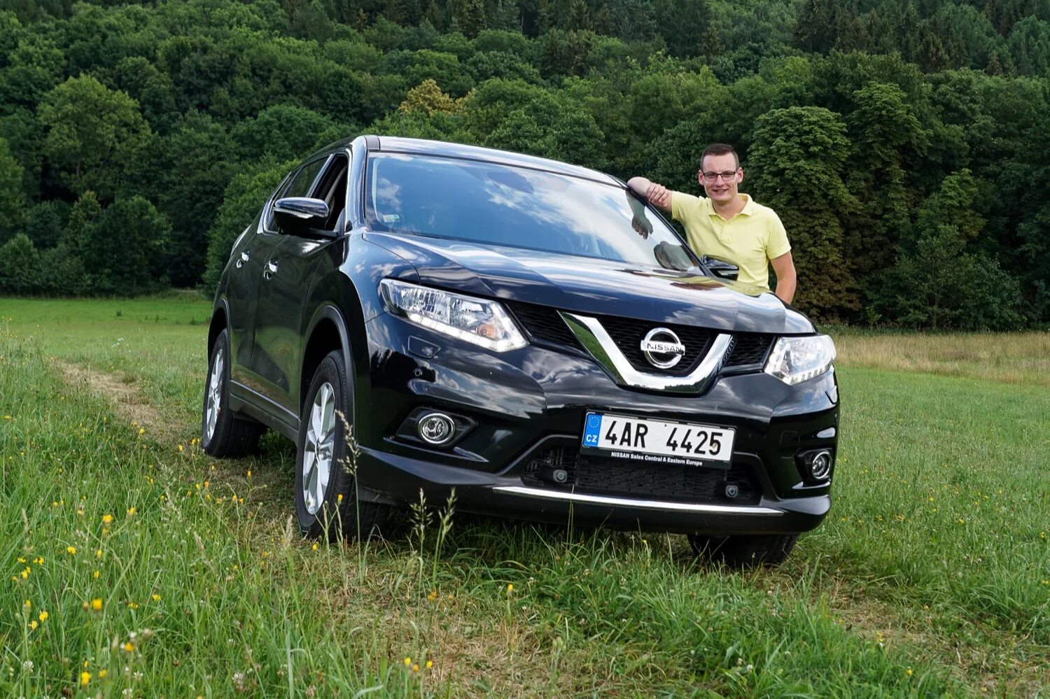 Nissan x trail 13 года. Ниссан x-trail 2015 спать. реклама nissan x-trail 2015. ниссан х-трейл рядом с человеком. nissan x-trail и ford focus.