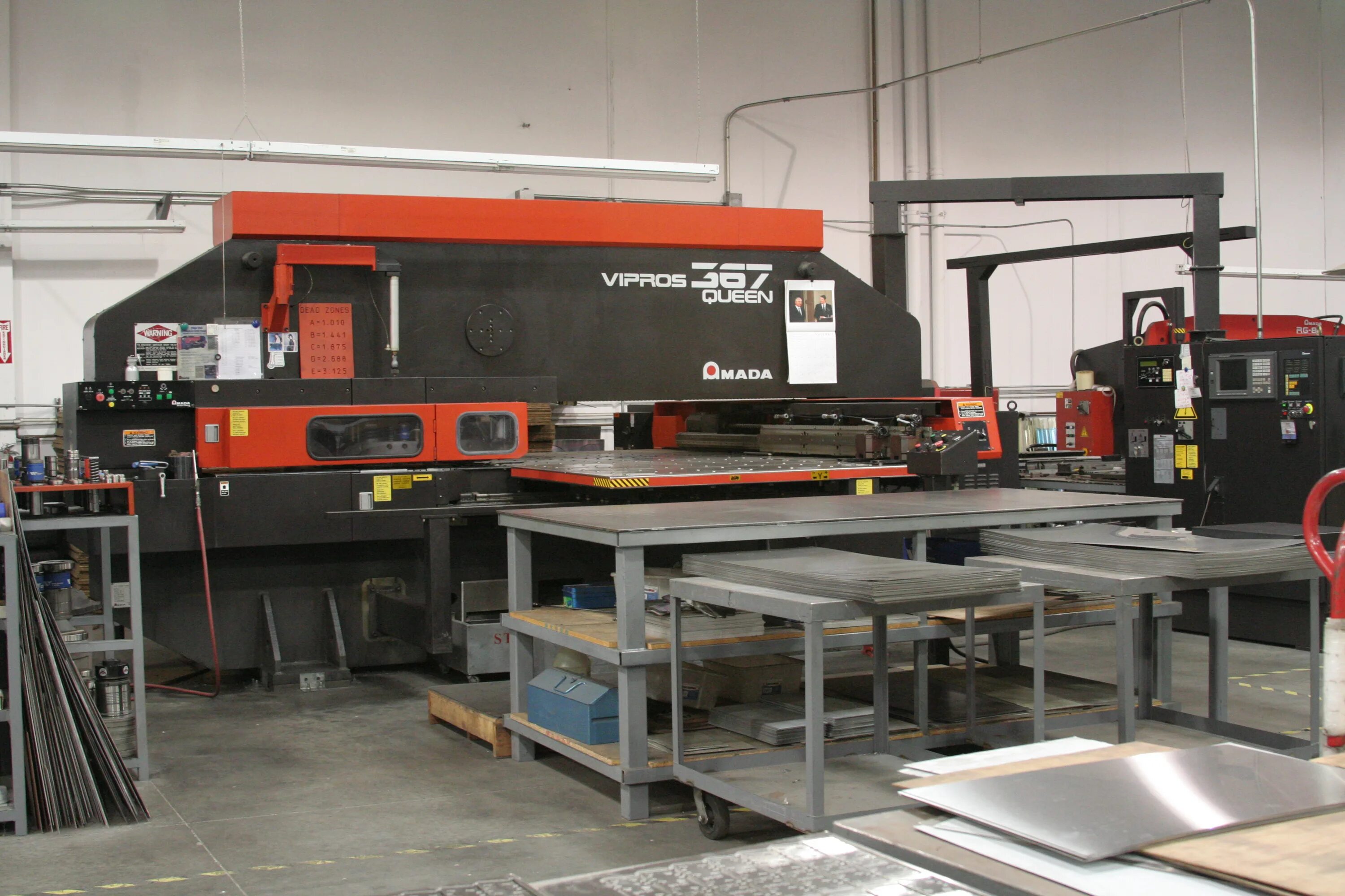 Punching machine. Metal sheet bending machine. амада машина. sheet metal forming bending machine. metal punch.