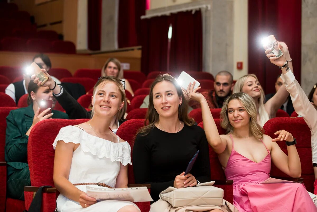 Церемония вручения диплома. Фотосессия вручение дипломов. Торжественная церемония вручения дипломов. Выпускной МГУ 2023. Цветы на вручение диплома.