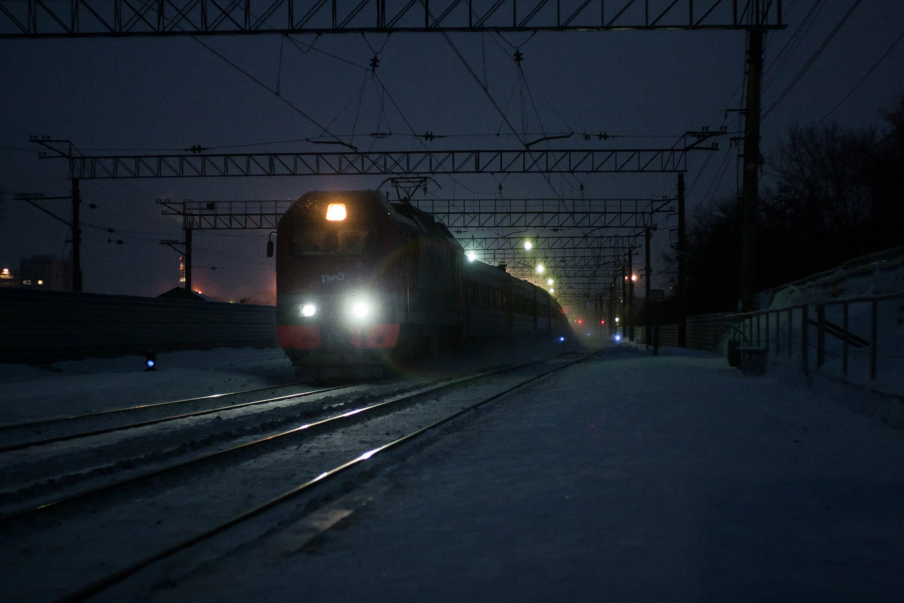 Поезд ночью зимой. Вокзал ночью. Железная дорога зимой ночью. Пассажирский поезд ночью. Включи станцию на ночь