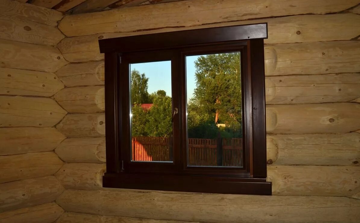 Окно в баню деревянное. Окна в деревянном доме. Наличники в деревянном доме. Пластиковое окно в баню.