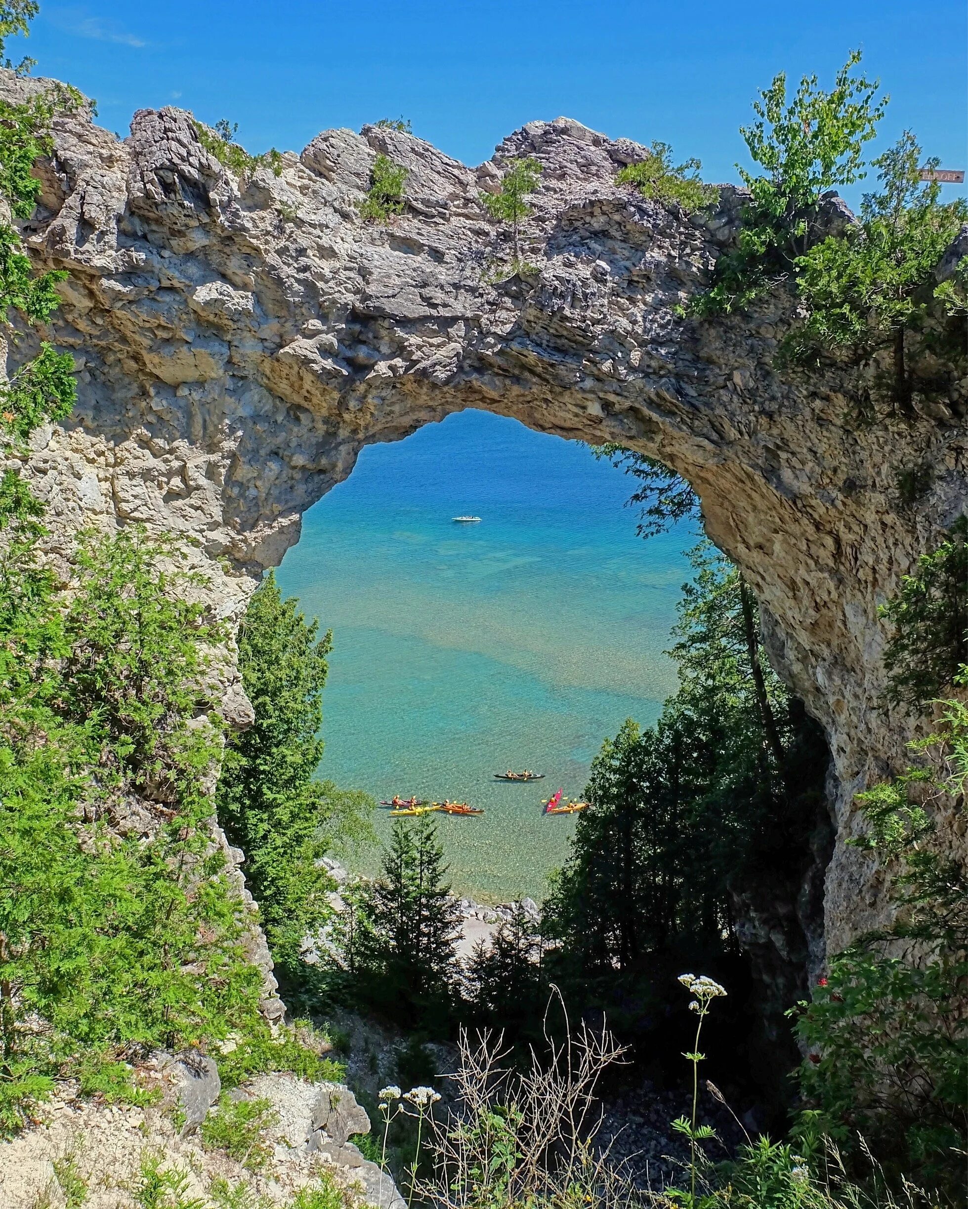 Арка в воде. Скала арка Красноярск. Анталья скала арка. Зеленый мыс скала арка. Арка Алриана Анталья.