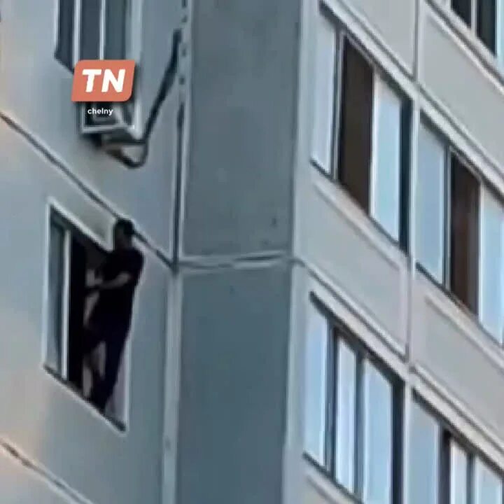 Выпал из окна нижнекамск. В нижнекамске выпал из окна мужчина. Альметьевск мальчик выпал из окна. Девочка выпала с кабины аттракциона. Гайнуллина 16 нижнекамск.