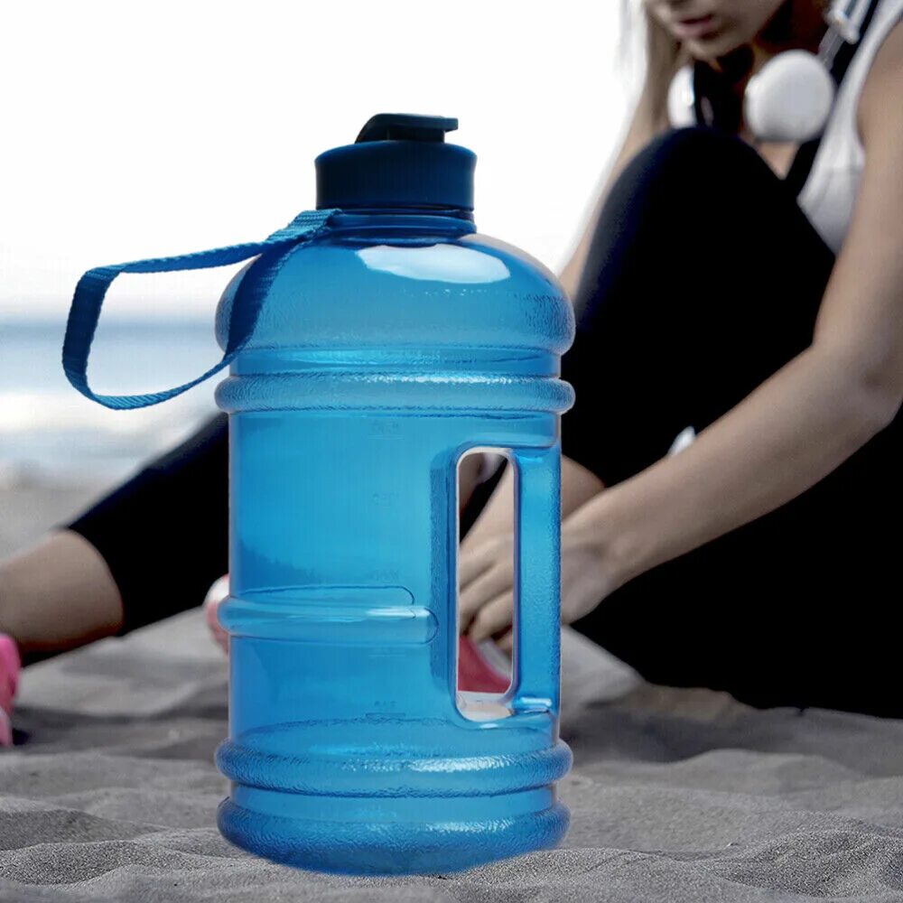 Бутылка для воды с стаканом. Бутылка 2.2l IRONTRUE by Mikhail Koklyaev (itb931-2200mk). Бутылка для воды. Большая бутылка воды. Питьевая вода в бутылках.