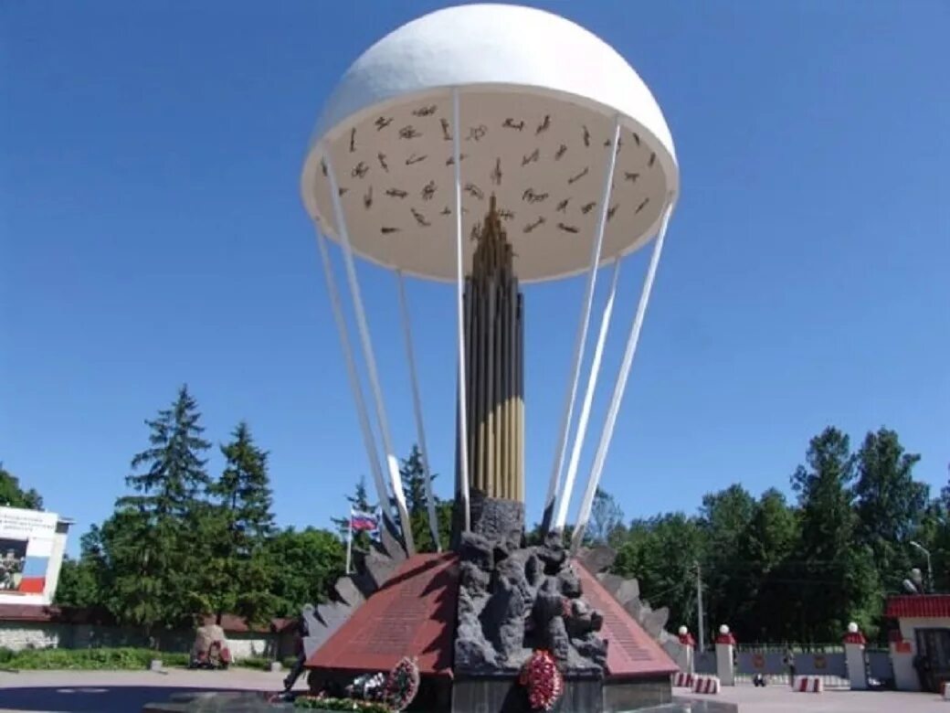 Псков череха памятник десантникам. Псков череха памятник десантникам. Купол вдв псков. Псков купол 6 роте. Памятник псковским десантникам (купол).