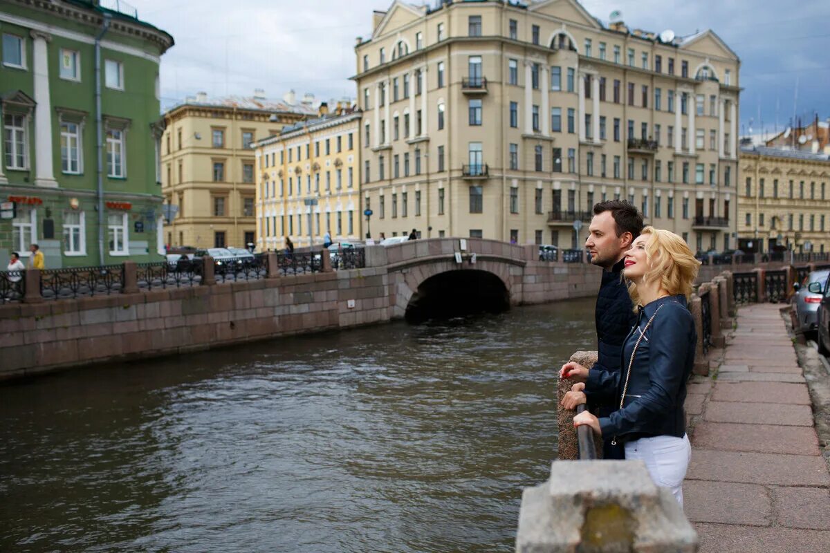 Ездила в питер. Прогулка по Питеру. Влюбленные в Санкт-Петербурге. Петербург романтика. Питер любовь.