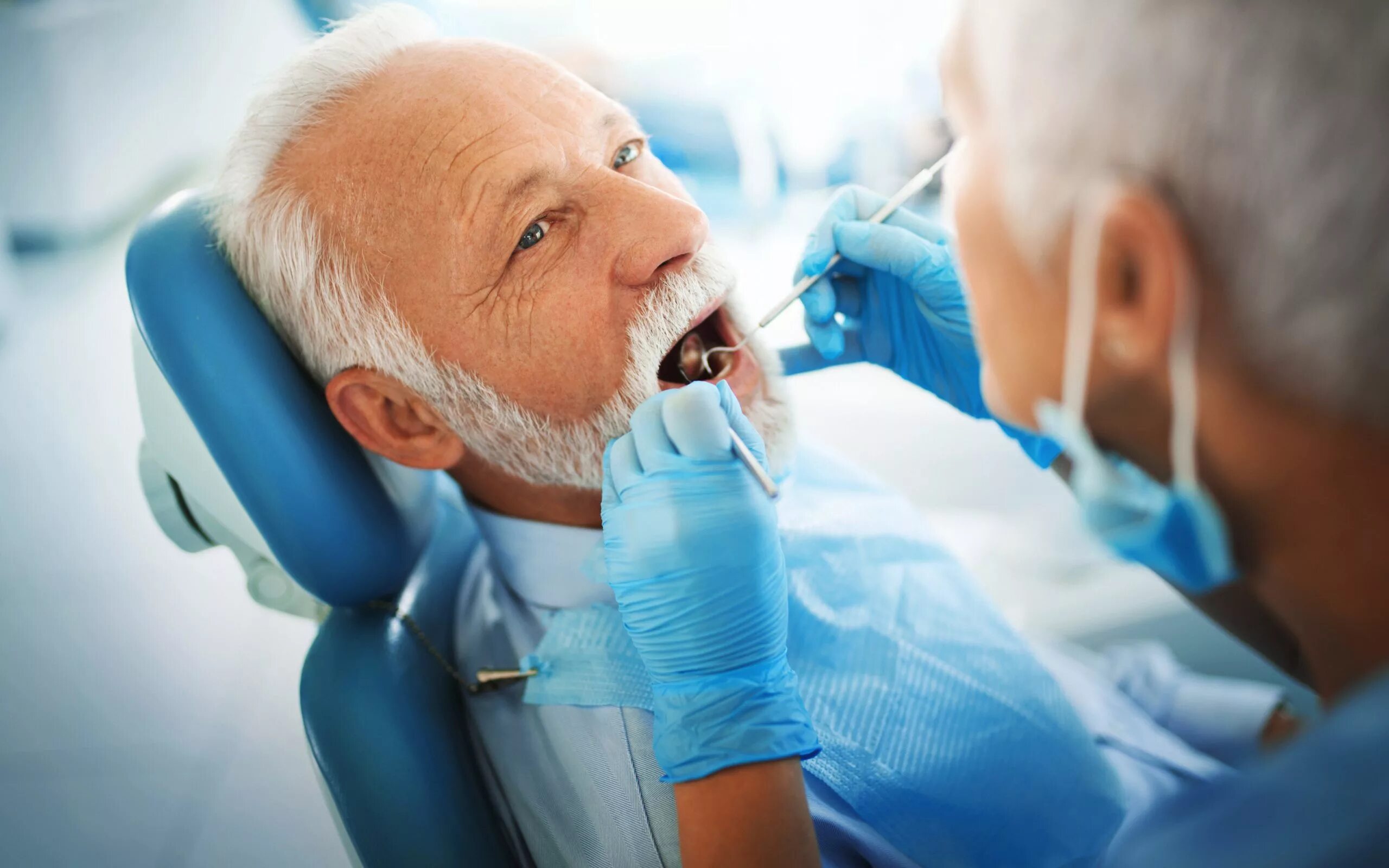 Протез пенсионеру. Пожилые пациенты в стоматологии. Пожилой человек у стоматолога. Пожилой пациент у стоматолога.