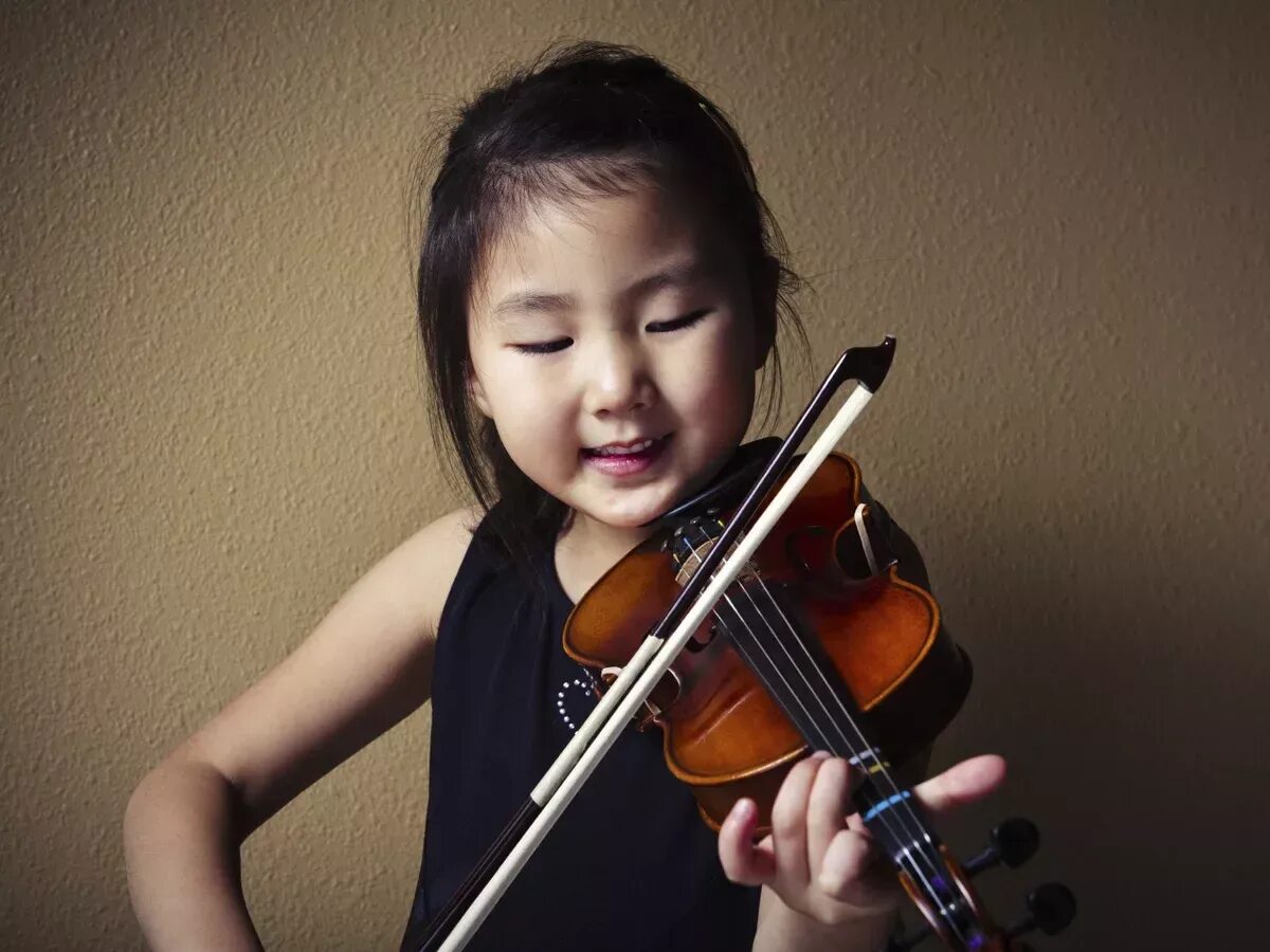 Практика музыкальное образование. Музыкальные инструменты для детей. Дети музыканты. Ребенок играющий на скрипке. Игра на инструментах.