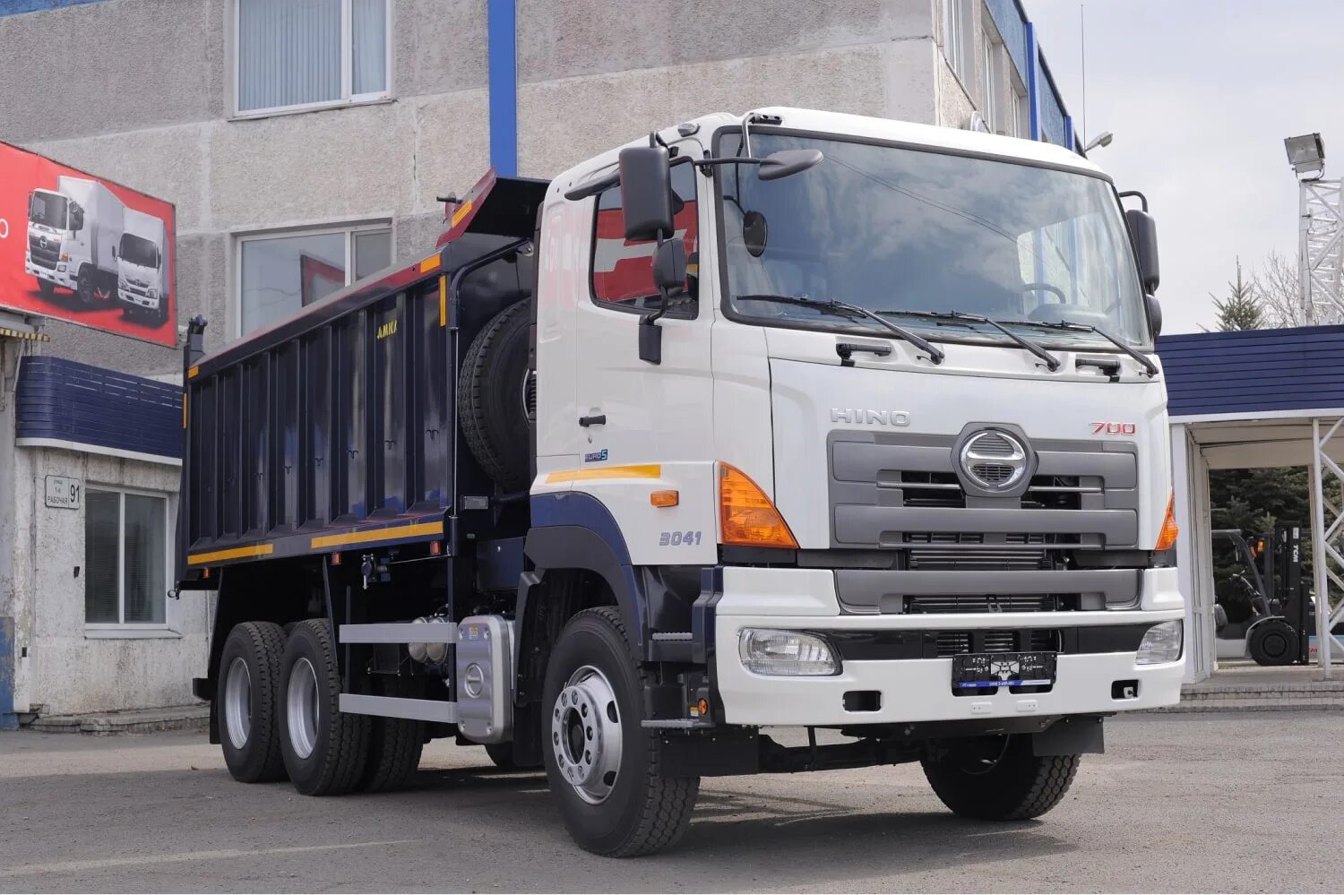 Самосвал хино. Hino 700 самосвал. хино 700 тягач. hino 700 fs. hino 700 шасси.