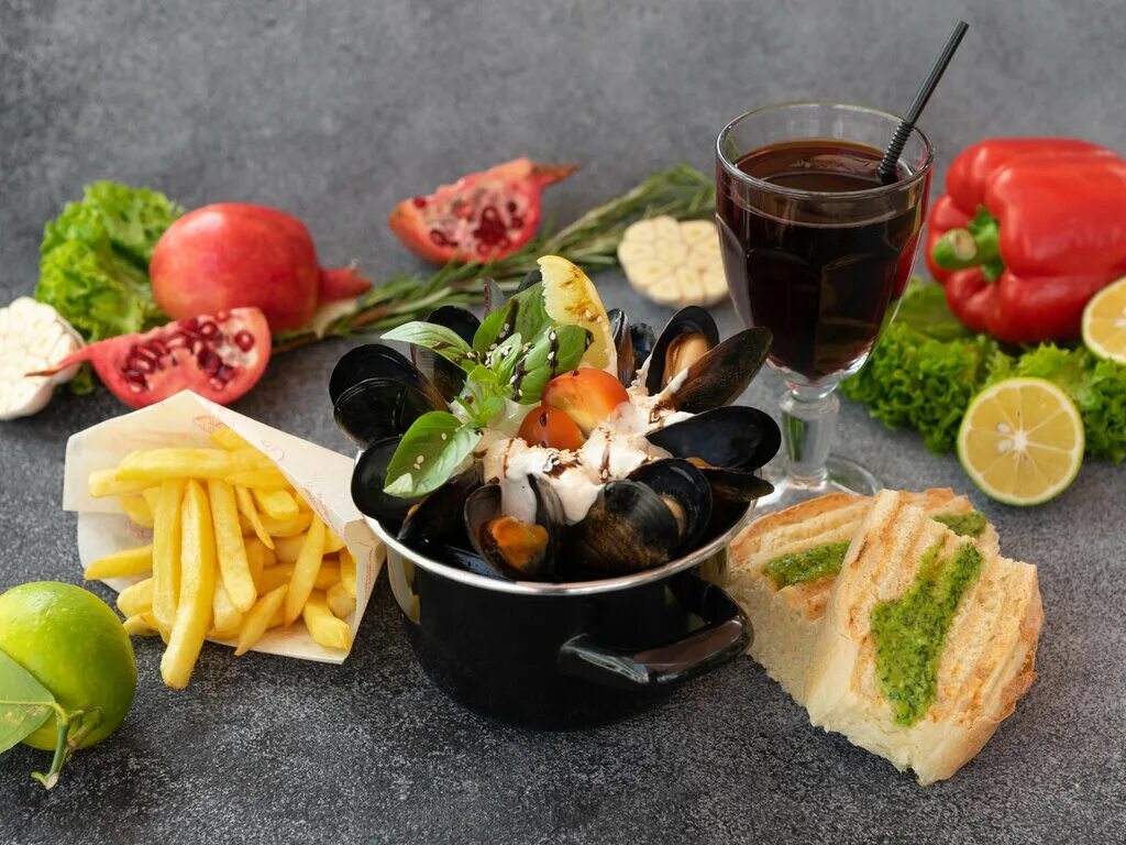 Гамбургер турция стрит фуд. Еда в москве. Бистро питание. Реми еда. Кафе бистро еда.