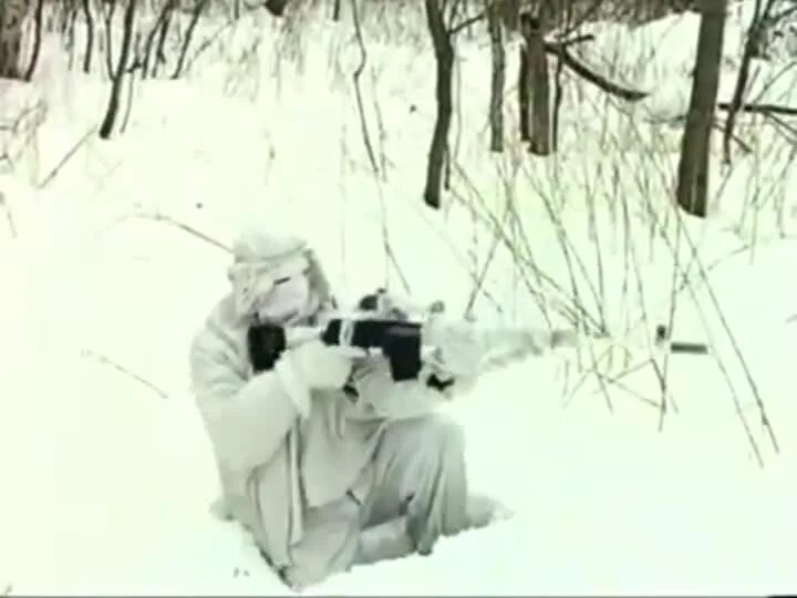 Зимний стрелок. Искусство маскировки снайпера зимой. Снайпер замаскировался под снеговика. Зимний снайпер фильм.