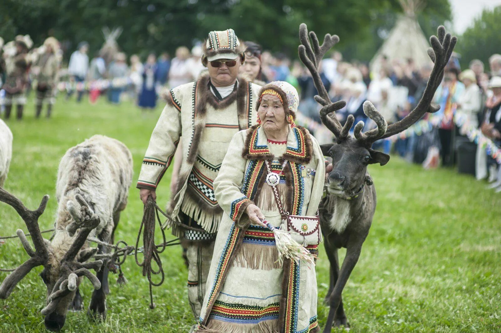 Ысыах Саха Якутия. Ысыах национальный праздник народа Саха. Якуты праздник Ысыах. Национальный праздник якутов Ысыах. Якутская традиционная