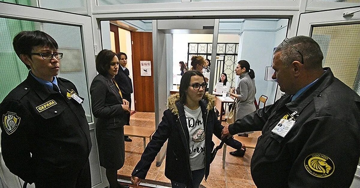 Школа охрана сторож. Металлодетекторы в школах. Школа охрана сторож. Старый охранник. Охранник в школе.