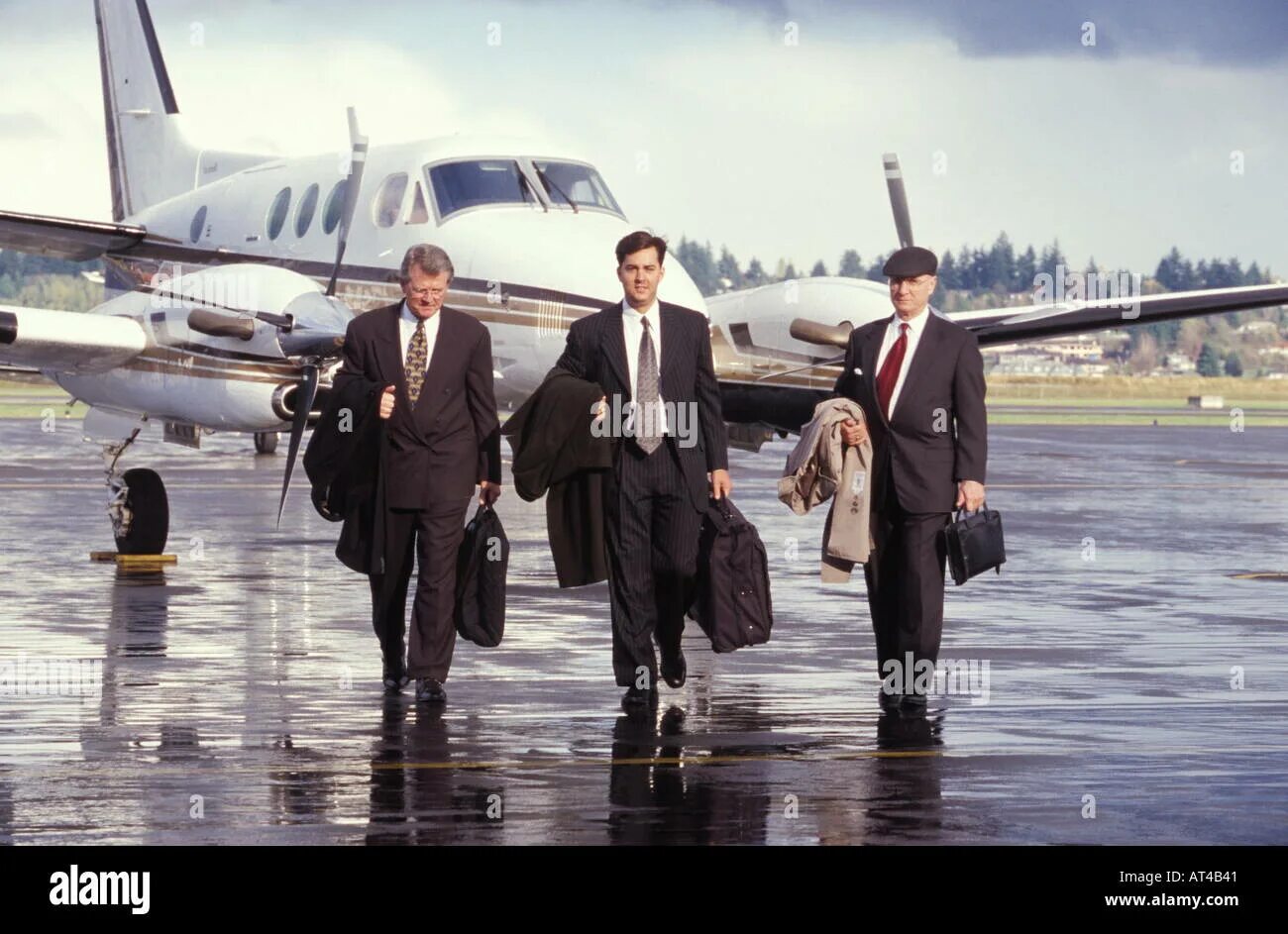 To board a plane. Игрушечное небо с самолетами. Самолётик бумажный в небе с дорожкой. Международный самолет. Boarding самолет.